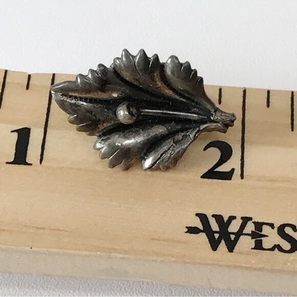 Antique Sterling Silver Botanical Lilly Flower Design Screw Back Earrings - Picture 13 of 14